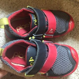 Plae shoes 8.5 kids